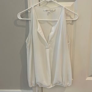 𝅺MAX Studio size S white polyester v neck top